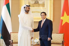 Le Premier ministre Pham Minh et le ministre émirati de l'Économie, Abdulla bin Touq Al Marri. Photo: VNA