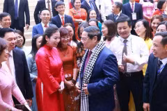 Le Premier ministre Pham Minh Chinh rencontre des enseignants exemplaires. Photo: VNA