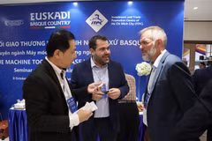 Des représentants des entreprises de Hô Chi Minh-Ville et du Pays basque espagnol échangent leur opinion. Photo: VNA