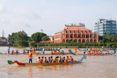 Les circuits fluviaux urbains attirent un grand nombre de touristes à Hô Chi Minh-Ville. Photo: VNA