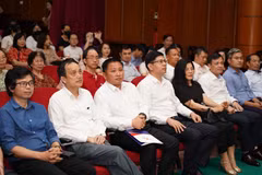 Le public à l'inauguration des Journées des films documentaires pour célébrer le 70e anniversaire de la Victoire de Diên Biên Phu. Photo: https://dangcongsan.vn/