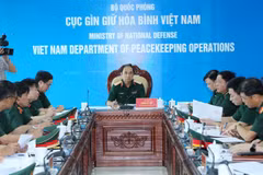 Le général de corps d’armée Phung Sy Tân, chef d'état-major général adjoint de l'Armée populaire vietnamienne, chef adjoint du Comité directeur du ministère de la Défense sur la participation aux opérations de maintien de la paix des Nations unies, inspecte les préparatifs pour les cérémonies de départ du personnel de l’Hôpital de campagne No6 de niveau 2 et de l'équipe du génie N°3. Photo: VNA