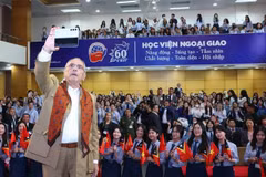 Le président du Timor Leste, José Ramos-Horta, rencontre les étudiants de l'Académie diplomatique à hanoi. Photo: VNA
