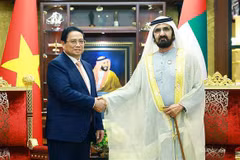 Le Premier ministre Pham Minh Chinh et le vice-président émirati et Premier ministre Mohammed ben Rashid Al Maktoum. Photo: VNA