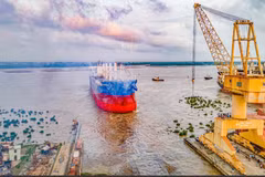 Mise à flot du plus grand cargo construit au Vietnam. Photo: kinhtedothi.vn