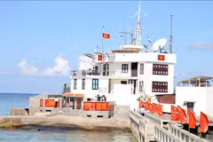 Le drapeau national sacré à Truong Sa 