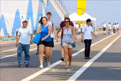 Des touristes étrangers au Vietnam. Photo: VNA