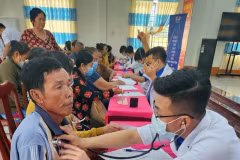 De jeunes médecins organisent des examens médicaux et fournissent des médicaments gratuits pour les habitants de la commune côtière de Nam Thai A, district d'An Bien, province de Kiên Giang. Photo: VNA