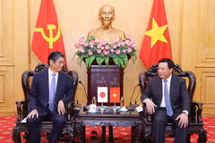 Le membre du Bureau politique, Nguyên Xuân Thang, président du Conseil théorique central et directeur de l'Académie nationale de politique Hô Chi Minh reçoit l'ambassadeur du Japon au Vietnam, Ito Naoki. Photo: VNA