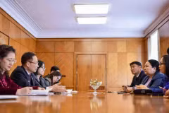 Le secrétaire du Comité central (CC) du PCV et chef de sa Commission des relations extérieures, Lê Hoai Trung (gauche) et des représentants des partis politiques mongols. Photo: VNA