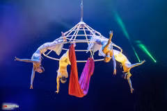 Le numéro "Du Non 4 nu" (Balançoire à chapeau conique pour 4 femmes) de quatre artistes de cirque vietnamiennes, Chu Hông Thuy, Pham Thi Huong, Luu Thi Huong et Truong Hông Thuy, a remporté la médaiile d’argent au 8e Festival mondial du cirque (IDOL) en Russie. Photo: Fédération du cirque du Vietnam