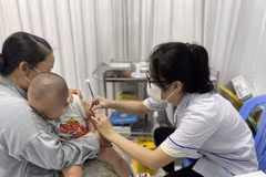 Jusqu'à 95% des enfants de 1 à 5 ans de Hanoi devraient être vaccinés contre la rougeole et la rubéole (RR) cette année. Photo: VNA