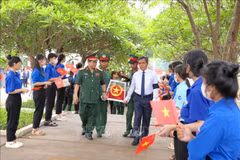 Gia Lai : Inhumation des restes de soldats volontaires et experts vietnamiens morts au Cambodge. Photo: VNA