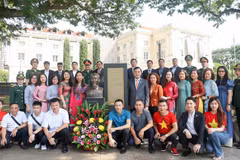 Le personnel de l'ambassade du Vietnam à Singapour et des agences de représentation du Vietnam et les représentants de la communauté vietnamienne à Singapour est venu offrir des fleurs à la statue de l'Oncle Hô au Musée des civilisations asiatiques. Photo: VNA