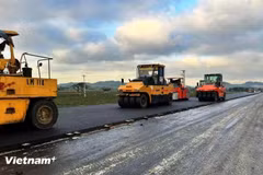 Un tronçon de l’autoroute Nord-Sud à l’Est recouvert d’asphalte. Photo : VietnamPlus
