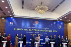 Les représentants des agences concernées appuient sur le bouton pour lancer le programme Grande vente du Vietnam 2024. Photo : VNA