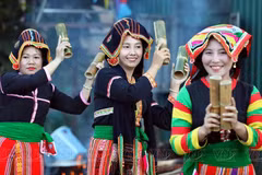 Danse des femmes de l’ethnie minoritaire Công en costume traditionnelle, à Lai Châu. Photo : VNP