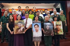 Remise des portraits des martyrs aux familles en juin 2024. Photo: VOV