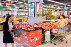 Des gens font des achats dans le supermarché WinMart Vo Thi Sau, dans l’arrondissement de Hai Bà Trung, à Hanoi. Photo : VNA