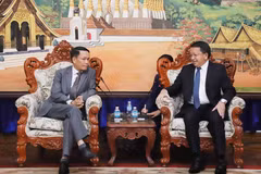 Le vice-ministre lao de l’Information, de la Culture et du Tourisme Vansy Kuamua (à droite) et le vice-président permanent de l’Association des journalistes vietnamiens (AJV), Nguyên Duc Loi. Photo : VNA
