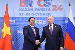 Le Premier ministre Pham Minh Chinh (à gauche) et le président russe Vladimir Poutine se serrent la main, à Kazan, en Russie. Photo: VNA