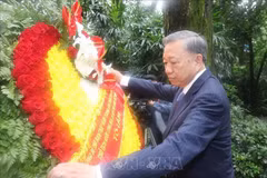 Le secrétaire général et président vietnamien Tô Lâm rend un hommage floral au martyr Pham Hông Thai. Photo: VNA