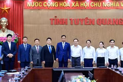 Les autorités de la province de Tuyên Quang et les membres de la délégation du groupe Tata Daewoo lors de leur rencontre. Photo : baodautu.vn