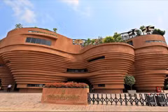 Le musée de la Poterie ne passe pas inaperçu dans le quartier avec son architecture fantaisiste, sa façade de couleur marron qui rappelle l’argile, et ses lignes courbes qui donnent l’impression de voir des vases encastrés les uns contre les autres. Photo: VNA