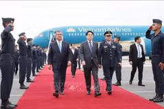 Le président Luong Cuong à sa descente d’avion à l’aéroport international Jorge Chavez de Lima, au Pérou, le 12 novembre. Photo: VNA