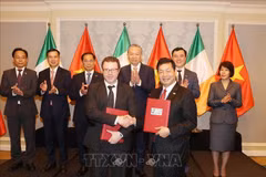 Le secrétaire général et président vietnamien Tô Lâm supervise la signature des documents de coopération, à Dublin, le 3 octobre. Photo: VNA