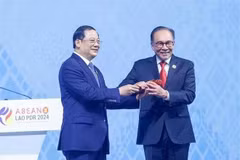 Le Premier ministre malaisien Anwar bin Ibrahim (à droite) reçoit le marteau de la présidence de l'ASEAN des mains du Premier ministre lao Sonexay Siphandone, à Vientiane, le 11 octobre. Photo : VNA