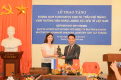Le Dr Trân Chi Thành a l'honneur d'être la première personne en Asie du Sud-Est à recevoir la statue de l’académicien Igor Kurchatov pour ses contributions au développement du secteur de l'énergie nucléaire. Photo: www.most.gov.vn