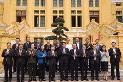 Le président Luong Cuong (au centre, au premier rang) pose avec le personnel de la Cour populaire suprême, le 2 décembre. Photo : VNA