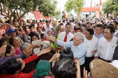 Nguyên Phu Trong avec des habitants du village de Thuong Diên, commune de Vinh Quang, district de Vinh Bao, lors de la Fête de grande union nationale de la ville de Hai Phong (Nord) en novembre 2017. Photo : VNA