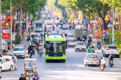 Un bus électrique roule dans une rue de Hanoi. Photo : VNA 