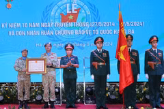 Le général de corps d’armée Hoàng Xuân Chiên, vice-ministre de la Défense, remet l’Ordre de défense de la Patrie de troisième classe à l’unité du génie n°1. Photo : VNA