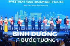 Le Premier ministre Pham Minh Chinh (au centre) et des investisseurs de la province de Binh Duong. Photo : VNA