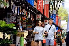 Touristes sud-coréens baladant dans la rue des livres à Hô Chi Minh-Ville. Photo: VNA