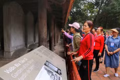Des touristes chinois visitent le temple de la Littérature, à Hanoi. Photo : VNA