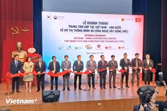 Les délégués coupent la bande inaugurale du VKC Photo : VietnamPlus