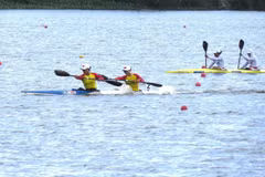 Les athlètes vietnamiens réalisent une excellente performance lors de la première journée des Championnats d’Asie du Sud-Est de canoë. Photo: VNA