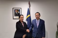L’ambassadeur du Vietnam en Australie, Pham Hung Tâm (à droite) et la haute-commissaire de Nauru en Australie, Camilla Solomon. Photo : VNA