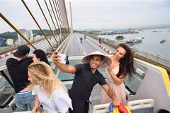 Des touristes étrangers à Quang Ninh (Nord). Photo: VNA