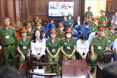 La présidente du promoteur immobilier Van Thinh Phat Group, Truong My Lan (1er plan, à gauche), et ses complices lors de leur procès à Hô Chi Minh-Ville, le 11 avril. Photo : VNA