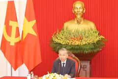 Le secrétaire général du Parti communiste du Vietnam et président de la République Tô Lâm lors de son entretien téléphonique avec le président sud-coréen Yoon Suk Yeol. Photo: VNA