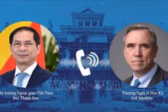 Le ministre des Affaires étrangères Bui Thanh Son (à gauche) et le sénateur américain Jeff Merkley. Photo : VNA