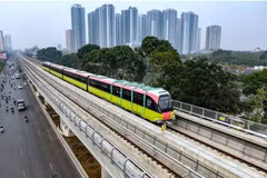 La ligne ferroviaire urbaine Nhôn- Gare de Hanoi subit un test opérationnel. Photo : VietnamPlus