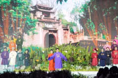 Des créations de la collection de "ngu thân" de la marque “Áo dài Nam Tuyên“, présentées dans le cadre du 9e Festival de l’"áo dài" de Hô Chi Minh-Ville 2023. Photo : VNA
