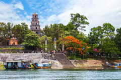 La pagode de Thiên Mu ou pagode de la Dame Céleste, la plus célèbre et ancienne de Huê, au bord de la rivière des Parfums. Photo : britannica.com
