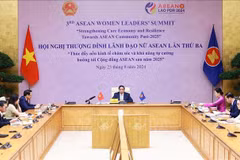 Le Premier ministre Pham Minh Chinh (centre) s’adressant par visioconférence depuis Hanoi au 3e Sommet des femmes dirigeantes de l’ASEAN, à Vientiane, au Laos. Photo : VNA